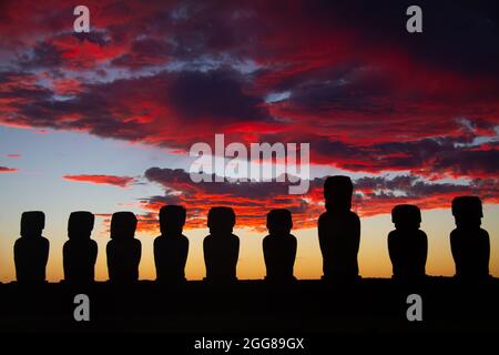 Dramatischer, farbenfroher Sonnenaufgang über Moai-Steinskulpturen auf Ahu Tongariki, Osterinsel, Chile. Stockfoto
