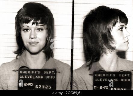 1970, 2. november, Cleveland, Ohio, USA: Die gefeierte Filmschauspielerin und Aktivistin JANE FONDA ( geboren am 21. dezember 1937), als sie wegen eines lokalen Polizisten vom Polizeidezernat Cleveland in der offiziellen Mug-Aufnahme verhaftet wurde. Die Schauspielerin, damals 32 Jahre alt, wurde mit dem Polizisten gerupft, nachdem sie von US-Zollbeamten am Flughafen angehalten wurde, weil sie eine große Menge an Pillen in ihrem Besitz hatte. Unbekannter Fotograf der Polizeibehörde von Cleveland. - GESCHICHTE - Mugshot - Mug-shot - FOTO STORICHE - personalità da giovani giovane - Persönlichkeit Persönlichkeiten, als jung war - gioventù - giovin Stockfoto