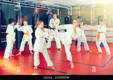 Kinder Sparring während Karate-Training Stockfoto