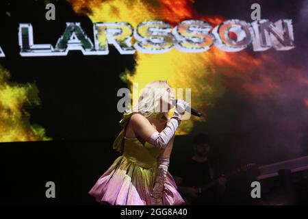 Manchester, Großbritannien. August 2021. Der Sonntag des Stolzes in Manchester mit Unterhaltung von der schwedischen Sängerin Song Writer Zara Larsson. Hauptbühne, First Street, Manchester, Großbritannien. Kredit: Barbara Cook/Alamy Live Nachrichten Stockfoto