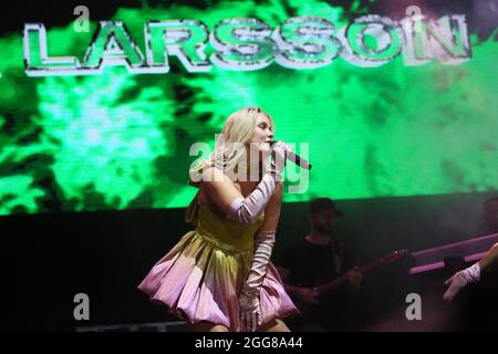 Manchester, Großbritannien. August 2021. Der Sonntag des Stolzes in Manchester mit Unterhaltung von der schwedischen Sängerin Song Writer Zara Larsson. Hauptbühne, First Street, Manchester, Großbritannien. Kredit: Barbara Cook/Alamy Live Nachrichten Stockfoto