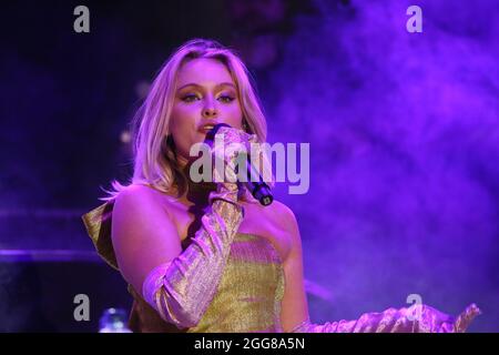 Manchester, Großbritannien. August 2021. Der Sonntag des Stolzes in Manchester mit Unterhaltung von der schwedischen Sängerin Song Writer Zara Larsson. Hauptbühne, First Street, Manchester, Großbritannien. Kredit: Barbara Cook/Alamy Live Nachrichten Stockfoto