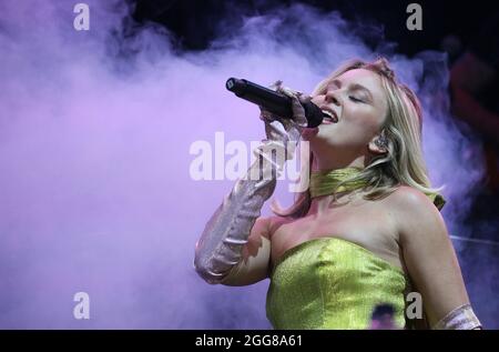 Manchester, Großbritannien. August 2021. Der Sonntag des Stolzes in Manchester mit Unterhaltung von der schwedischen Sängerin Song Writer Zara Larsson. Hauptbühne, First Street, Manchester, Großbritannien. Kredit: Barbara Cook/Alamy Live Nachrichten Stockfoto