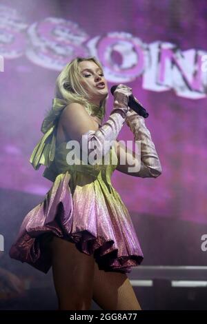 Manchester, Großbritannien. August 2021. Der Sonntag des Stolzes in Manchester mit Unterhaltung von der schwedischen Sängerin Song Writer Zara Larsson. Hauptbühne, First Street, Manchester, Großbritannien. Kredit: Barbara Cook/Alamy Live Nachrichten Stockfoto