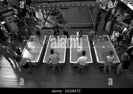 Innenraum des Grand Pier, Weston-super-Mare, Somerset, Großbritannien. Aufgenommen im Juli 1992, vor der Zerstörung durch einen Brand, im Jahr 2008. Stockfoto