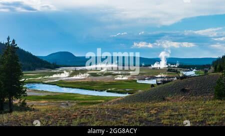 Im Yellowstone National Park Geyser Basin steigt Dampf aus den Thermalbecken Stockfoto