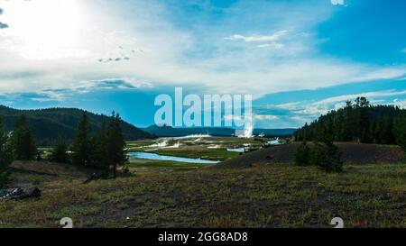 Im Yellowstone National Park Geyser Basin steigt Dampf aus den Thermalbecken Stockfoto