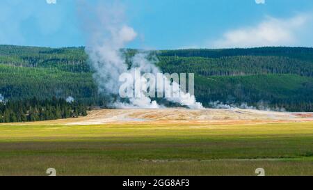 Im Yellowstone National Park Geyser Basin steigt Dampf aus den Thermalbecken Stockfoto