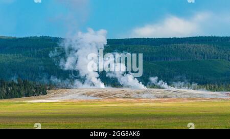 Im Yellowstone National Park Geyser Basin steigt Dampf aus den Thermalbecken Stockfoto