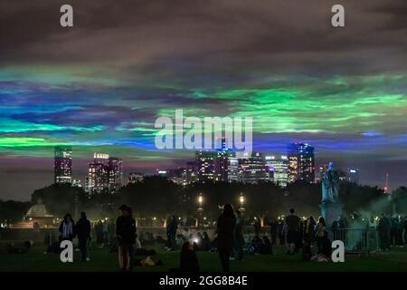 „Borealis“ des Künstlers Dan Acher beleuchtet den Nachthimmel in abstrakten, farbenfrohen Farbtönen über dem Old Royal Naval College im Rahmen des Greenwich+Docklands International Festivals. Stockfoto