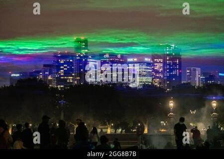 „Borealis“ des Künstlers Dan Acher beleuchtet den Nachthimmel in abstrakten, farbenfrohen Farbtönen über dem Old Royal Naval College im Rahmen des Greenwich+Docklands International Festivals. Stockfoto