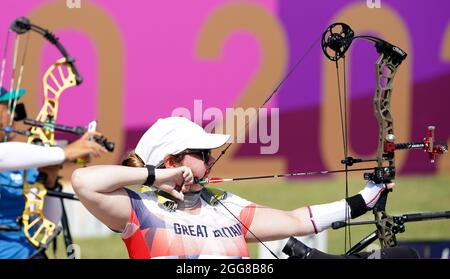 Die britische Jessica Stretton auf dem Übungsfeld im Bogenschießfeld des Yumenoshima Park am sechsten Tag der Paralympischen Spiele in Tokio 2020 in Japan. Bilddatum: Montag, 30. August 2021. Stockfoto