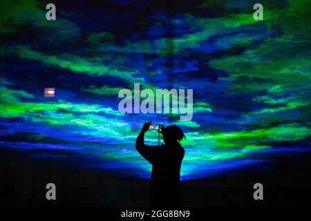 „Borealis“ des Künstlers Dan Acher beleuchtet den Nachthimmel in abstrakten, farbenfrohen Farbtönen über dem Old Royal Naval College im Rahmen des Greenwich+Docklands International Festivals. Stockfoto