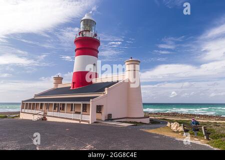 Cape Agulhas Lighthouse, der zweitälteste noch in Betrieb befindliche Leuchtturm Südafrikas, der sich ebenfalls am südlichsten Punkt Afrikas befindet. Stockfoto