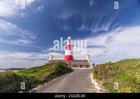 Cape Agulhas Lighthouse, der zweitälteste noch in Betrieb befindliche Leuchtturm Südafrikas, der sich ebenfalls am südlichsten Punkt Afrikas befindet. Stockfoto