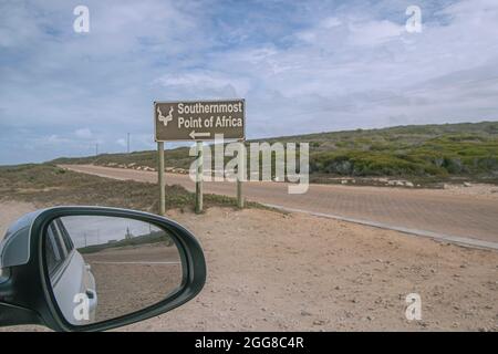 Ein Blick vom Autofenster auf den Eingang des Cape Agulhas National Park in Südafrika, der der südlichste Punkt des afrikanischen Kontinents ist. Stockfoto