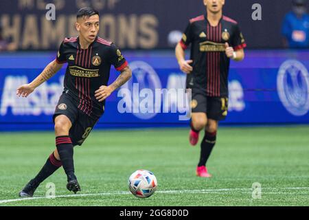 Atlanta, USA. August 2021. Der Atlanta United Mittelfeldspieler Ezequiel Barco (8) dribbelt den Ball während eines MLS-Fußballspiels zwischen Nashville SC und Atlanta United am Samstag, den 28. August 2021 in Atlanta, GA, im Mercedes-Benz Stadium. Jacob Kupferman/CSM Credit: CAL Sport Media/Alamy Live News Stockfoto