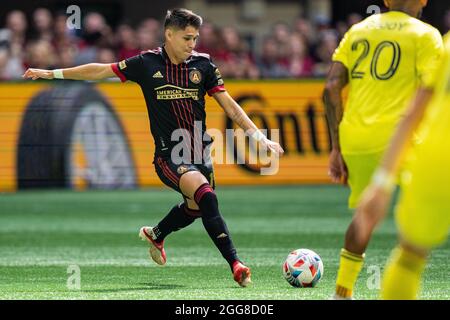 Atlanta, USA. August 2021. Der Atlanta United Forward Luiz AraÃºjo läuft mit dem Ball während eines MLS-Fußballspiels zwischen dem SC Nashville und Atlanta United im Mercedes-Benz Stadium am Samstag, dem 28. August 2021 in Atlanta, GA. Jacob Kupferman/CSM Credit: CAL Sport Media/Alamy Live News Stockfoto