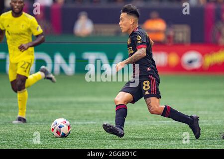 Atlanta, USA. August 2021. Der Atlanta United Mittelfeldspieler Ezequiel Barco (8) dribbelt den Ball während eines MLS-Fußballspiels zwischen Nashville SC und Atlanta United am Samstag, den 28. August 2021 in Atlanta, GA, im Mercedes-Benz Stadium. Jacob Kupferman/CSM Credit: CAL Sport Media/Alamy Live News Stockfoto