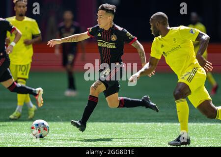 Atlanta, USA. August 2021. Der Atlanta United Mittelfeldspieler Ezequiel Barco (8) dribbelt den Ball während eines MLS-Fußballspiels zwischen Nashville SC und Atlanta United am Samstag, den 28. August 2021 in Atlanta, GA, im Mercedes-Benz Stadium. Jacob Kupferman/CSM Credit: CAL Sport Media/Alamy Live News Stockfoto