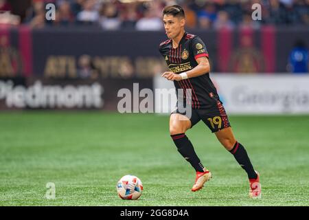 Atlanta, USA. August 2021. Luiz Araujo, der Vorfahrende der Atlanta United, dribbelt den Ball während eines MLS-Fußballspiels zwischen dem SC Nashville und Atlanta United am Samstag, den 28. August 2021 in Atlanta, GA, im Mercedes-Benz Stadium. Jacob Kupferman/CSM Credit: CAL Sport Media/Alamy Live News Stockfoto