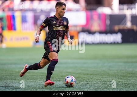 Atlanta, USA. August 2021. Luiz Araujo, der Vorfahrende der Atlanta United, dribbelt den Ball während eines MLS-Fußballspiels zwischen dem SC Nashville und Atlanta United am Samstag, den 28. August 2021 in Atlanta, GA, im Mercedes-Benz Stadium. Jacob Kupferman/CSM Credit: CAL Sport Media/Alamy Live News Stockfoto