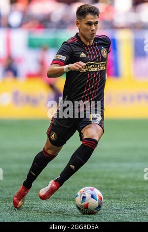 Atlanta, USA. August 2021. Luiz Araujo, der Vorfahrende der Atlanta United, dribbelt den Ball während eines MLS-Fußballspiels zwischen dem SC Nashville und Atlanta United am Samstag, den 28. August 2021 in Atlanta, GA, im Mercedes-Benz Stadium. Jacob Kupferman/CSM Credit: CAL Sport Media/Alamy Live News Stockfoto
