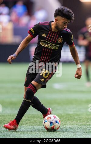 Atlanta, USA. August 2021. Der Atlanta United Mittelfeldspieler Marcelino Moreno (10) dribbelt den Ball während eines MLS-Fußballspiels zwischen Nashville SC und Atlanta United am Samstag, den 28. August 2021, im Mercedes-Benz Stadium in Atlanta, GA. Jacob Kupferman/CSM Credit: CAL Sport Media/Alamy Live News Stockfoto