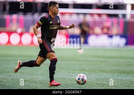 Atlanta, USA. August 2021. Luiz Araujo, der Vorfahrende der Atlanta United, dribbelt den Ball während eines MLS-Fußballspiels zwischen dem SC Nashville und Atlanta United am Samstag, den 28. August 2021 in Atlanta, GA, im Mercedes-Benz Stadium. Jacob Kupferman/CSM Credit: CAL Sport Media/Alamy Live News Stockfoto