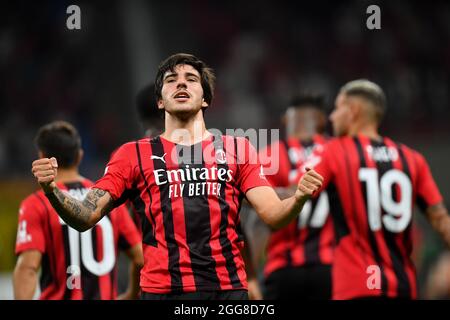 Mailand. August 2021. Sandro Tonali von AC Mailand (vorne) feiert sein Torspiel während eines Fußballspiels der Serie A zwischen AC Mailand und Cagliari in Mailand, Italien, am 29. August 2021. Quelle: Xinhua/Alamy Live News Stockfoto