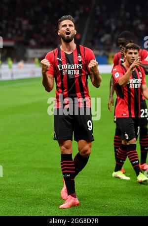 Mailand. August 2021. Olivier Giroud (L) von AC Milan feiert sein Torspiel während eines Fußballspiels der Serie A zwischen AC Milan und Cagliari in Mailand, Italien, am 29. August 2021. Quelle: Xinhua/Alamy Live News Stockfoto