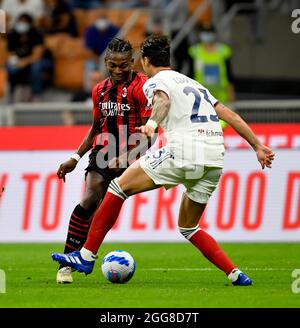 Mailand. August 2021. C der Mailänder Rafael Leao (L) spielt mit dem Cagliari Luca Ceppitelli während eines Fußballspiels der Serie A zwischen dem AC Mailand und Cagliari am 29. August 2021 in Mailand, Italien. Quelle: Xinhua/Alamy Live News Stockfoto