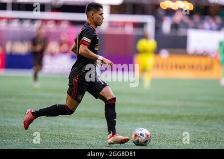 Atlanta, USA. August 2021. Luiz Araujo, der Vorfahrende der Atlanta United, dribbelt den Ball während eines MLS-Fußballspiels zwischen dem SC Nashville und Atlanta United am Samstag, den 28. August 2021 in Atlanta, GA, im Mercedes-Benz Stadium. Jacob Kupferman/CSM Credit: CAL Sport Media/Alamy Live News Stockfoto