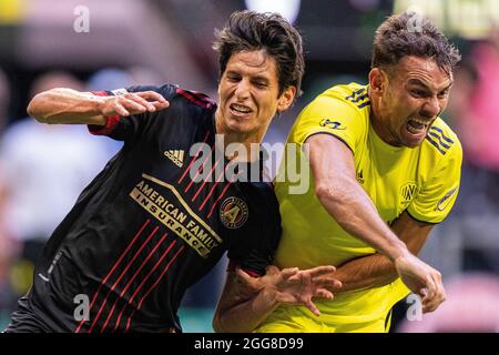 Atlanta, USA. August 2021. Der Atlanta United Mittelfeldspieler Jurgen Damm (22) und der SC-Verteidiger von Nashville, Taylor Washington (23), kämpfen am Samstag, den 28. August 2021 in Atlanta, Georgia, während eines MLS-Fußballspiels zwischen dem SC Nashville und Atlanta United im Mercedes-Benz Stadium um den Ball. Jacob Kupferman/CSM Credit: CAL Sport Media/Alamy Live News Stockfoto