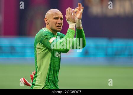 Atlanta, USA. August 2021. Torwart Brad Guzan (1) von Atlanta United winkt nach einem MLS-Fußballspiel zwischen dem SC Nashville und Atlanta United im Mercedes-Benz Stadium am Samstag, dem 28. August 2021 in Atlanta, GA, den Fans zu. Jacob Kupferman/CSM Credit: CAL Sport Media/Alamy Live News Stockfoto
