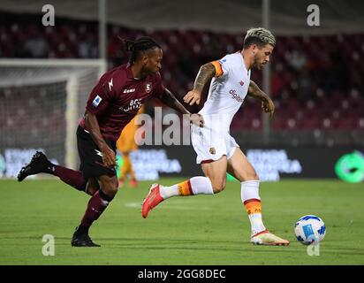 Salerno, Italien. August 2021. Carles Perez (R) von Roma spielt mit Joel Obi von Salernitana während eines Fußballspiels zwischen Roma und Salernitana in Salerno, Italien, am 29. August 2021. Quelle: Alberto Lingria/Xinhua/Alamy Live News Stockfoto