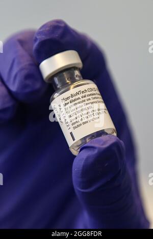 London, Großbritannien. August 2021. Ein Gesundheitsmitarbeiter hält eine Ampulle mit Pfizer Covid-19 Jab in einem Impfzentrum in London. Kredit: SOPA Images Limited/Alamy Live Nachrichten Stockfoto