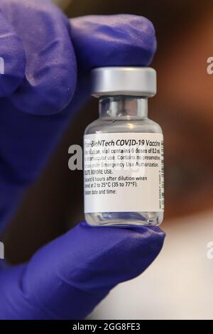 London, Großbritannien. August 2021. Ein Gesundheitsmitarbeiter hält eine Ampulle mit Pfizer Covid-19 Jab in einem Impfzentrum in London. Kredit: SOPA Images Limited/Alamy Live Nachrichten Stockfoto