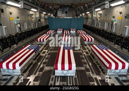 Dover, Vereinigte Staaten Von Amerika. August 2021. Vor einer würdevollen Verlegung auf der Dover Air Force Base am 29. August 2021 in Dover, Delaware, säumen flaggendrapierte Transferfälle das Innere eines C-17 Globemaster II. Die Überreste von 11 in Afghanistan getöteten Marinesoldaten, einem Marinesoldaten und einem Armeeandidaten wurden mit dem Flugzeug nach Hause gebracht. Quelle: Planetpix/Alamy Live News Stockfoto