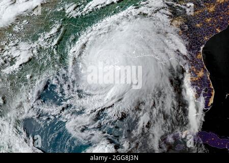 Der Hurrikan Ida schaut aus dem All, als der katastrophale Sturm am Sonntag, dem 29. August 2021, das U-Bahngebiet von New Orleans im Süden Louisianas traf. (USA) Stockfoto