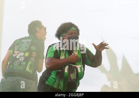 Austin, Texas, USA. 29. August 2021: FC Austin-Fans in Aktion während des MLS-Spiels gegen den Dallas FC im Q2 Stadium. Austin, Texas. Mario Cantu/CSM Kredit: CAL Sport Media/Alamy Live News Stockfoto