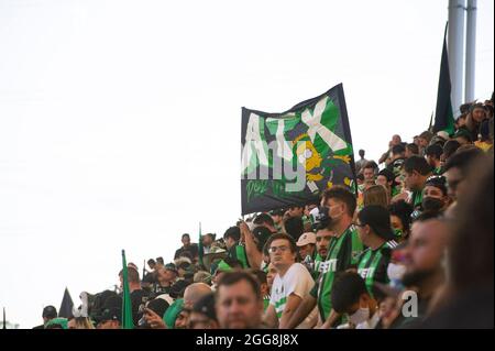 Austin, Texas, USA. 29. August 2021: FC Austin-Fans in Aktion während des MLS-Spiels gegen den Dallas FC im Q2 Stadium. Austin, Texas. Mario Cantu/CSM Kredit: CAL Sport Media/Alamy Live News Stockfoto