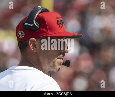 Santa Clara, Usa. August 2021. Kyle Shanananan, Cheftrainer der San Francisco 49ers, arbeitet am Sonntag, den 29. August 2021, im Levi's Stadium in Santa Clara, Califiornia am Rande des vierten Viertels. Die 49ers besiegten die Raiders 34-10. Foto von Terry Schmitt/UPI Credit: UPI/Alamy Live News Stockfoto