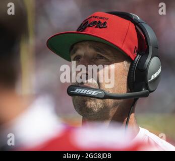 Santa Clara, Usa. August 2021. Kyle Shanananan, Cheftrainer der San Francisco 49ers, arbeitet am Sonntag, den 29. August 2021, im Levi's Stadium in Santa Clara, Califiornia am Rande des vierten Viertels. Die 49ers besiegten die Raiders 34-10. Foto von Terry Schmitt/UPI Credit: UPI/Alamy Live News Stockfoto