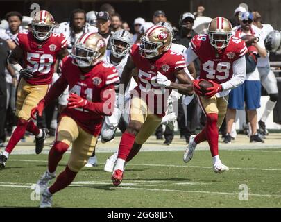 Santa Clara, Usa. August 2021. San Francisco 49ers DB Ha Ha Clinton-Dix (49) holt Blockierer ab, als er am Sonntag, den 29. August 2021, 36 Meter mit einem abgefangenen Las Vegas Raiders Quarterback Nathan Peterman-Pass im dritten Viertel im Levi's Stadium in Santa Clara, Califiornia, läuft. Die 49ers besiegten die Raiders 34-10. Foto von Terry Schmitt/UPI Credit: UPI/Alamy Live News Stockfoto