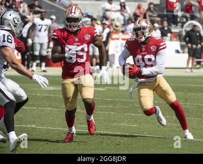 Santa Clara, Usa. August 2021. San Francisco 49ers DB Ha Ha Clinton-Dix (49) holt Blockierer ab, als er am Sonntag, den 29. August 2021, 36 Meter mit einem abgefangenen Las Vegas Raiders Quarterback Nathan Peterman-Pass im dritten Viertel im Levi's Stadium in Santa Clara, Califiornia, läuft. Die 49ers besiegten die Raiders 34-10. Foto von Terry Schmitt/UPI Credit: UPI/Alamy Live News Stockfoto