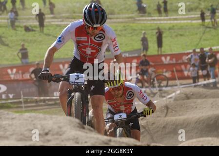 Commezzadura, Italien. August 2021. (3) - Mathias Flueckiger (Schweiz) und (2) - Nino Schurter (Schweiz) während der UCI MTB Weltmeisterschaft - Cross Country - Elite Men race, MTB - Mountain Bike in Commezzadura, Italien, August 28 2021 Quelle: Independent Fotoagentur/Alamy Live News Stockfoto