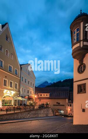 Füssen, 27. September 2015: Abendliche Straßenszene mit einem Outdoor-Café in Füssen, Deutschland Stockfoto