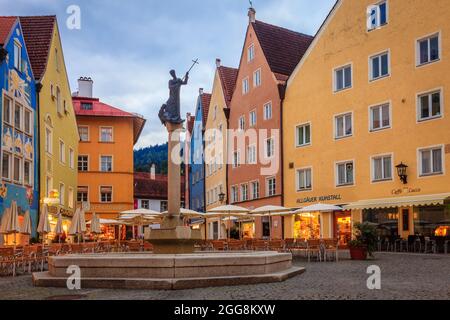 Füssen, 27. September 2015: Zentraler Platz in Füssen mit einem Wahrzeichen-Brunnen - Stadtbrunnen Stockfoto