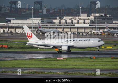 Das Abenteuer beginnt auf einer Landebahn Stockfoto